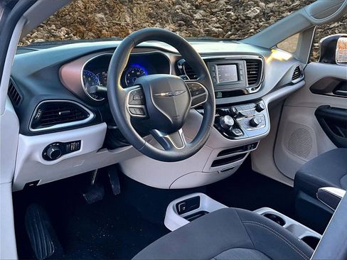 Used 2017 Chrysler Pacifica LX image 12