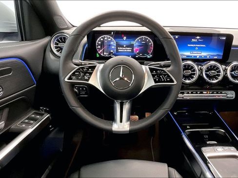 Used 2026 Mercedes-Benz GLB 250 4MATIC image 5
