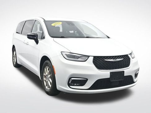 Used 2025 Chrysler Pacifica Select FWD image 3