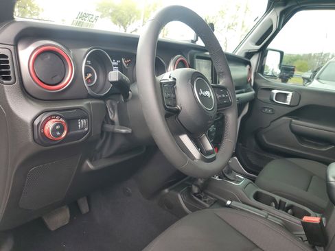 Used 2023 Jeep Gladiator Sport image 14