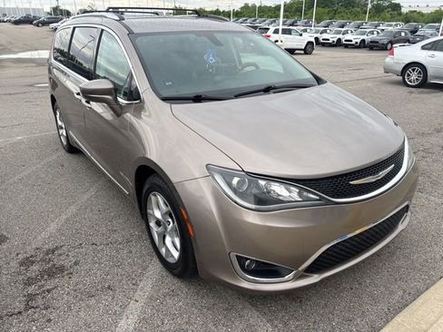 Used 2017 Chrysler Pacifica Touring-L Plus w/ Tire & Wheel Group FWD image 3