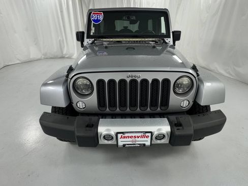 Used 2018 Jeep Wrangler Unlimited Sahara w/ Connectivity Group AWD/4WD image 8