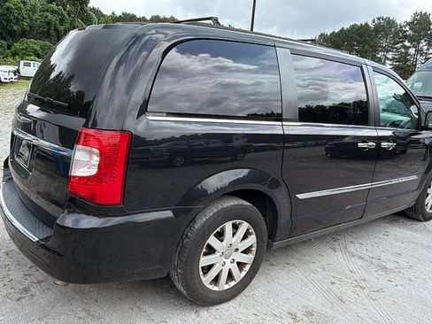 Used 2016 Chrysler Town & Country Touring w/ Driver Convenience Group FWD image 8