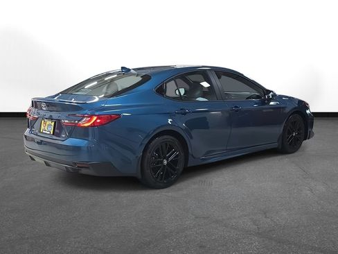 Used 2025 Toyota Camry SE image 5