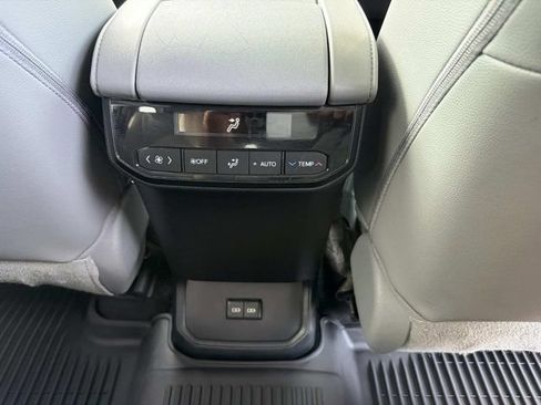 Used 2023 Toyota Highlander FWD image 22