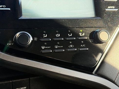 Used 2018 Toyota Camry LE image 20