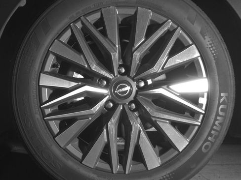 Used 2025 Nissan Altima 2.5 SV FWD image 12