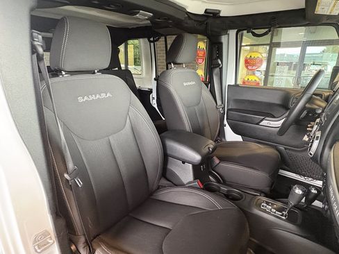Used 2018 Jeep Wrangler Unlimited Sahara w/ Connectivity Group AWD/4WD image 28