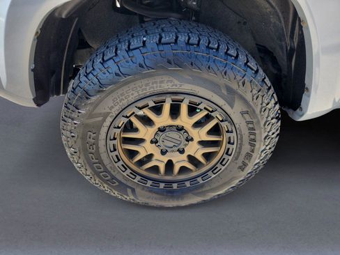 Used 2018 Toyota Tacoma TRD Sport AWD/4WD image 9