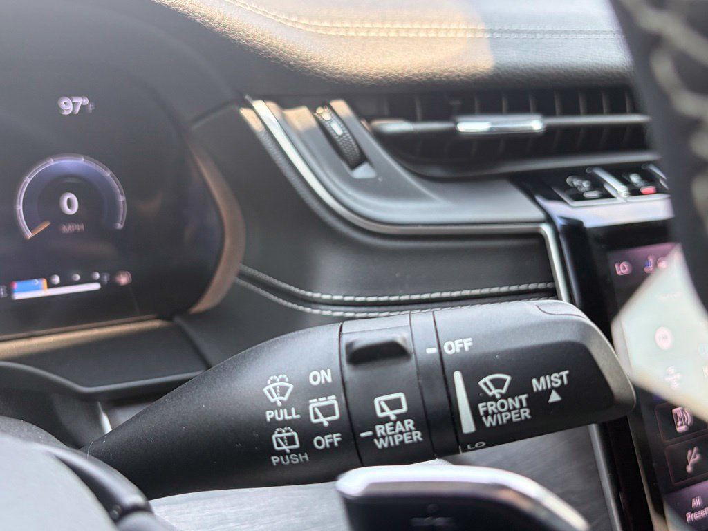 Used 2023 Jeep Grand Cherokee Limited w/ Luxury Tech Group II AWD/4WD image 49