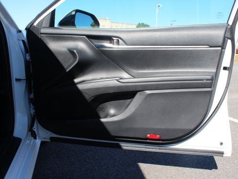 Used 2020 Toyota Camry LE image 48