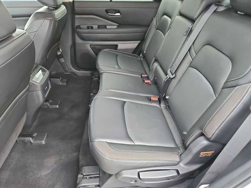 Used 2024 Nissan Pathfinder SL image 36