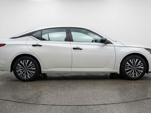 Used 2025 Nissan Altima 2.5 SV FWD image 11