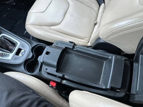 Used 2016 Jeep Cherokee Limited AWD/4WD image 32