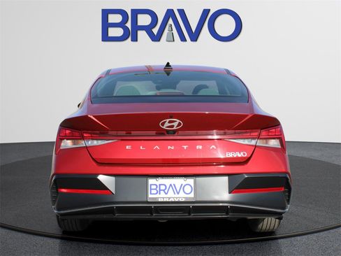 Used 2025 Hyundai Elantra SEL image 6