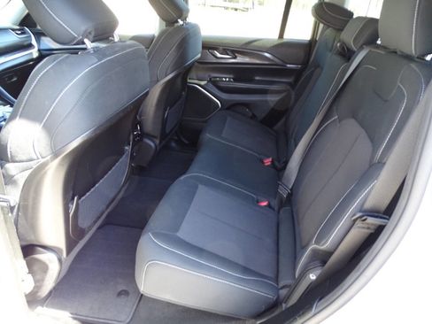 Used 2022 Jeep Grand Cherokee Laredo w/ Luxury Tech Group I image 35