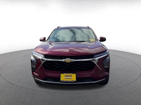 Used 2025 Chevrolet Trax LT FWD image 4