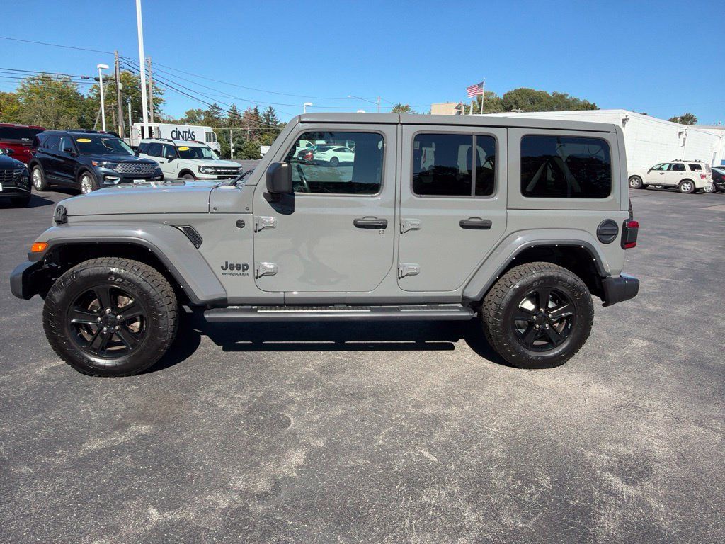 Used 2022 Jeep Wrangler Unlimited Sahara AWD/4WD image 4