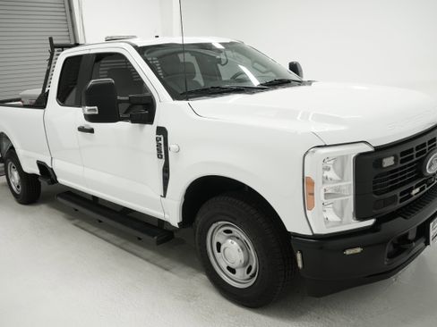 Used 2023 Ford F250 XL RWD image 2