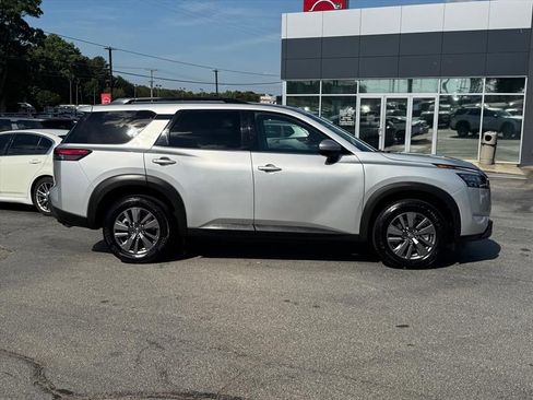 Certified 2025 Nissan Pathfinder SV FWD image 2