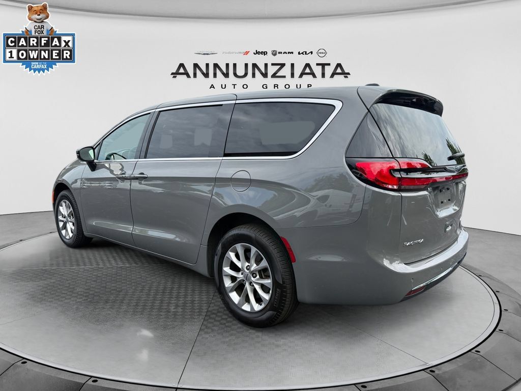Used 2025 Chrysler Pacifica Select AWD/4WD image 3