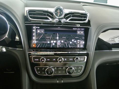 Used 2023 Bentley Bentayga AWD/4WD image 14