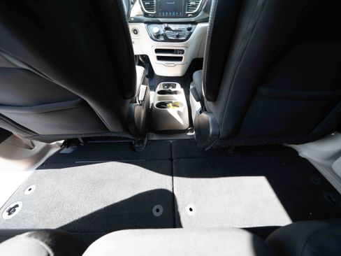 Used 2017 Chrysler Pacifica Touring FWD image 22