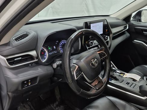 Used 2024 Toyota Highlander XLE image 10