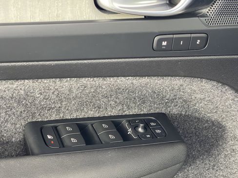 Used 2024 Volvo XC40 B5 Plus image 21