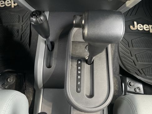 Used 2007 Jeep Wrangler Unlimited Sahara image 40