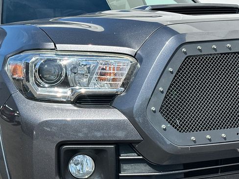 Used 2017 Toyota Tacoma TRD Sport w/ Premium & Technology Package AWD/4WD image 40