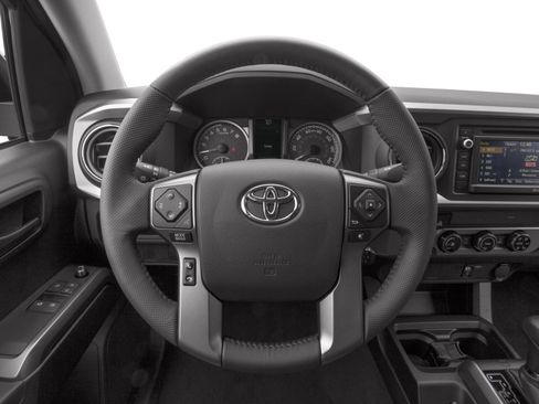 Used 2018 Toyota Tacoma SR5 AWD/4WD image 4