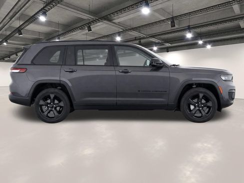 Used 2023 Jeep Grand Cherokee L Laredo RWD image 8