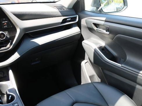 Used 2025 Toyota Highlander XLE AWD/4WD image 20