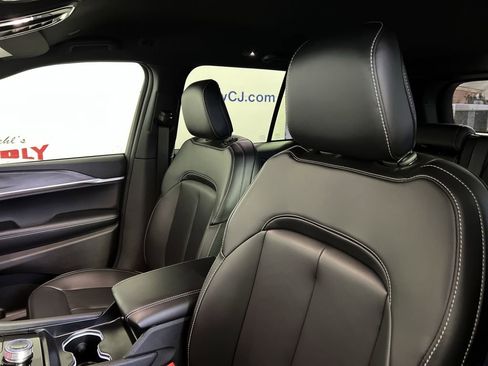 Used 2025 Jeep Grand Cherokee Limited image 12