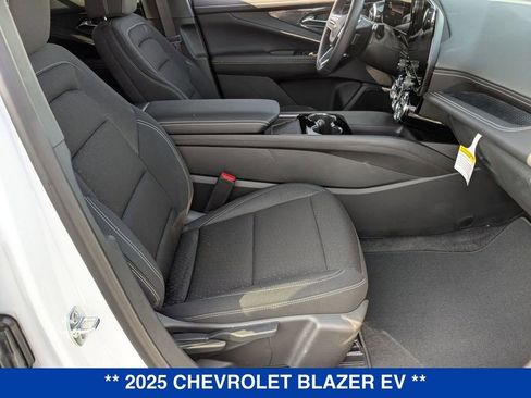 New 2025 Chevrolet Blazer EV LT image 30