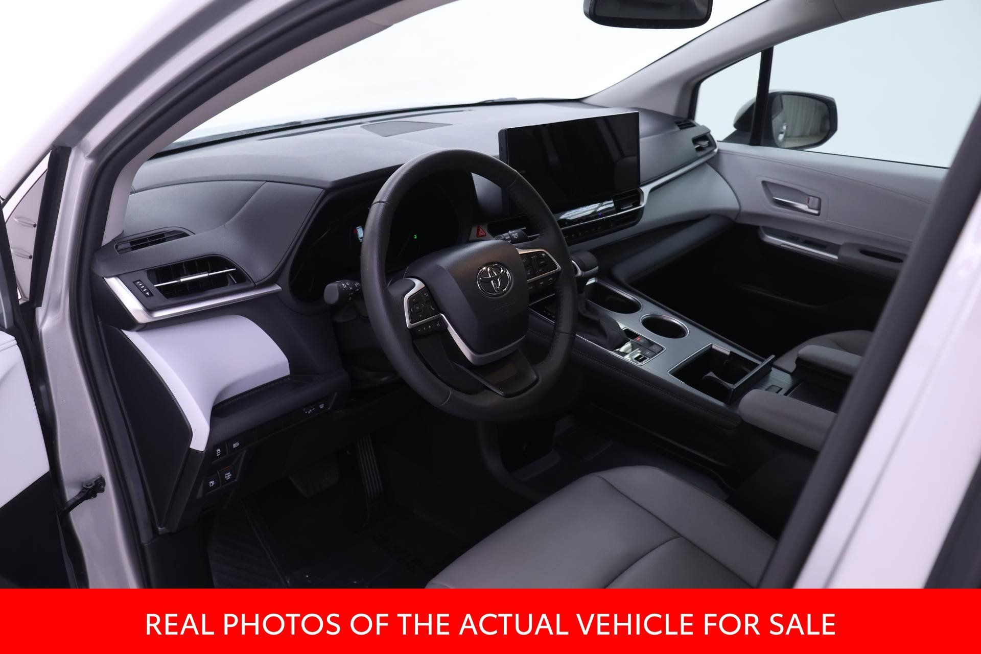 Used 2025 Toyota Sienna XLE FWD image 3