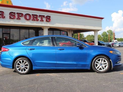 Used 2017 Ford Fusion SE w/ Fusion SE Technology Package FWD image 3