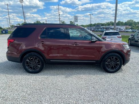 Used 2018 Ford Explorer XLT w/ Equipment Group 202A AWD/4WD image 6