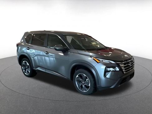 Used 2025 Nissan Rogue SV image 2