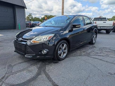 Used 2014 Ford Focus SE w/ SE Sport Package FWD image 2