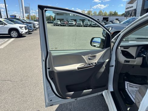 Used 2019 Toyota Sienna XLE Premium AWD/4WD image 12