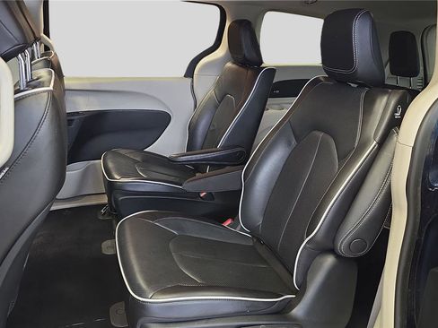Used 2022 Chrysler Pacifica Limited image 15