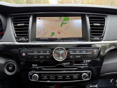 Used 2015 Kia K900 Premium w/ Interior Highline Package RWD image 21