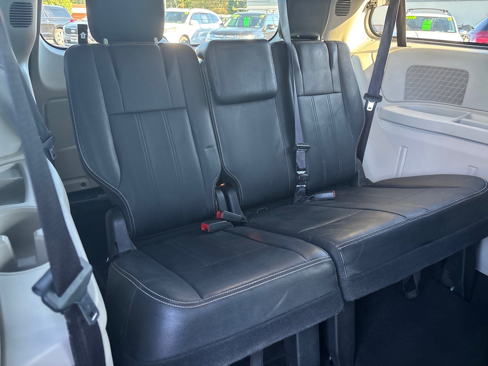Used 2016 Chrysler Town & Country Touring FWD image 21