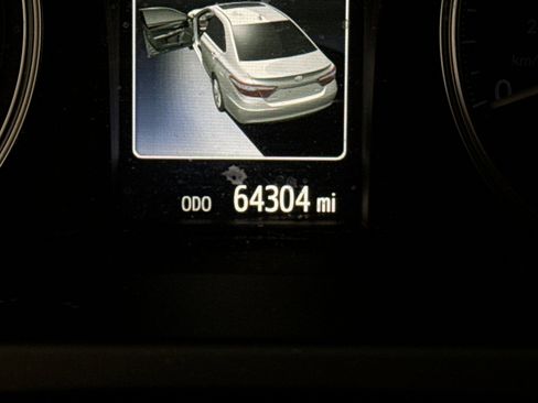 Used 2016 Toyota Camry LE image 9