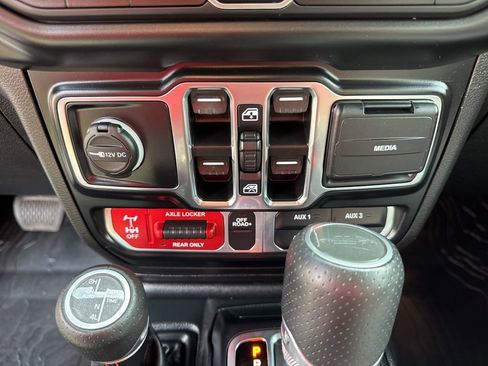 Used 2022 Jeep Gladiator Mojave w/ Cold Weather Group AWD/4WD image 40