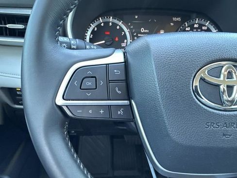 Used 2025 Toyota Highlander XLE image 17