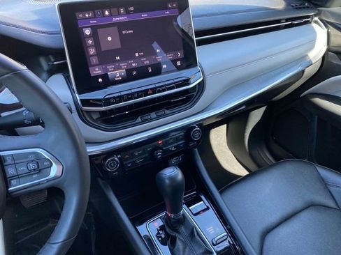 Used 2024 Jeep Compass Limited image 16