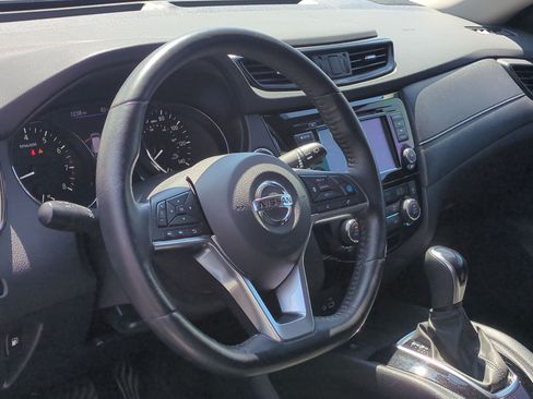 Used 2019 Nissan Rogue SV w/ Premium Package FWD image 18